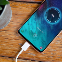 手机电池不喜欢100%满电：不要一直保持满电状态