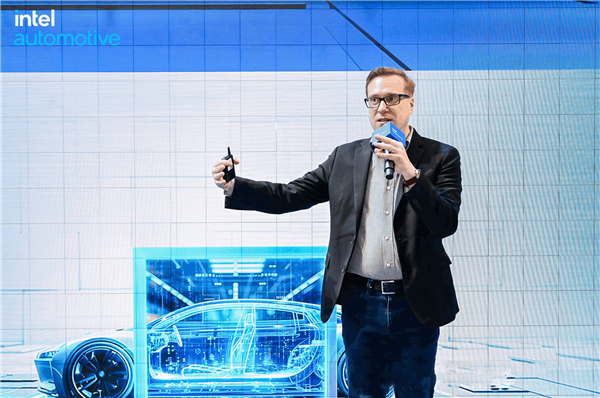 英特尔发布第二代AI增强SDV SoC：车企自由度更高 AI性能提升10倍