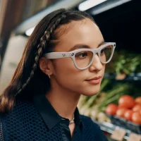 Meta向所有雷朋智能眼镜用户推出实时翻译功能