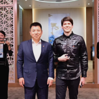 红旗金葵花首辆千万级定制国礼车型交付：车主是个外国人