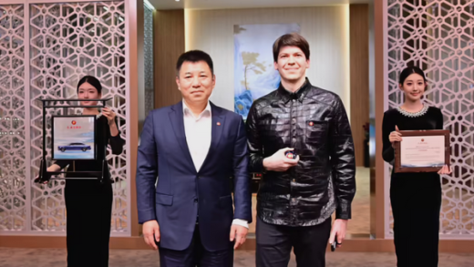 红旗金葵花首辆千万级定制国礼车型交付：车主是个外国人