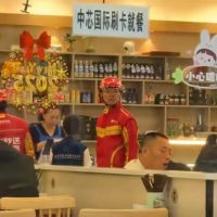 刘强东取外卖遇卡餐一脸迷茫 老板娘没认出来