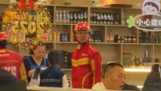 刘强东取外卖遇卡餐一脸迷茫 老板娘没认出来