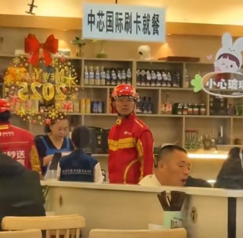 刘强东取外卖遇卡餐一脸迷茫 老板娘没认出来