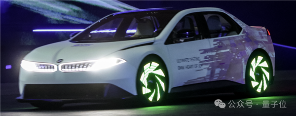 宝马秀起科技:哪还有其他汽车什么事
