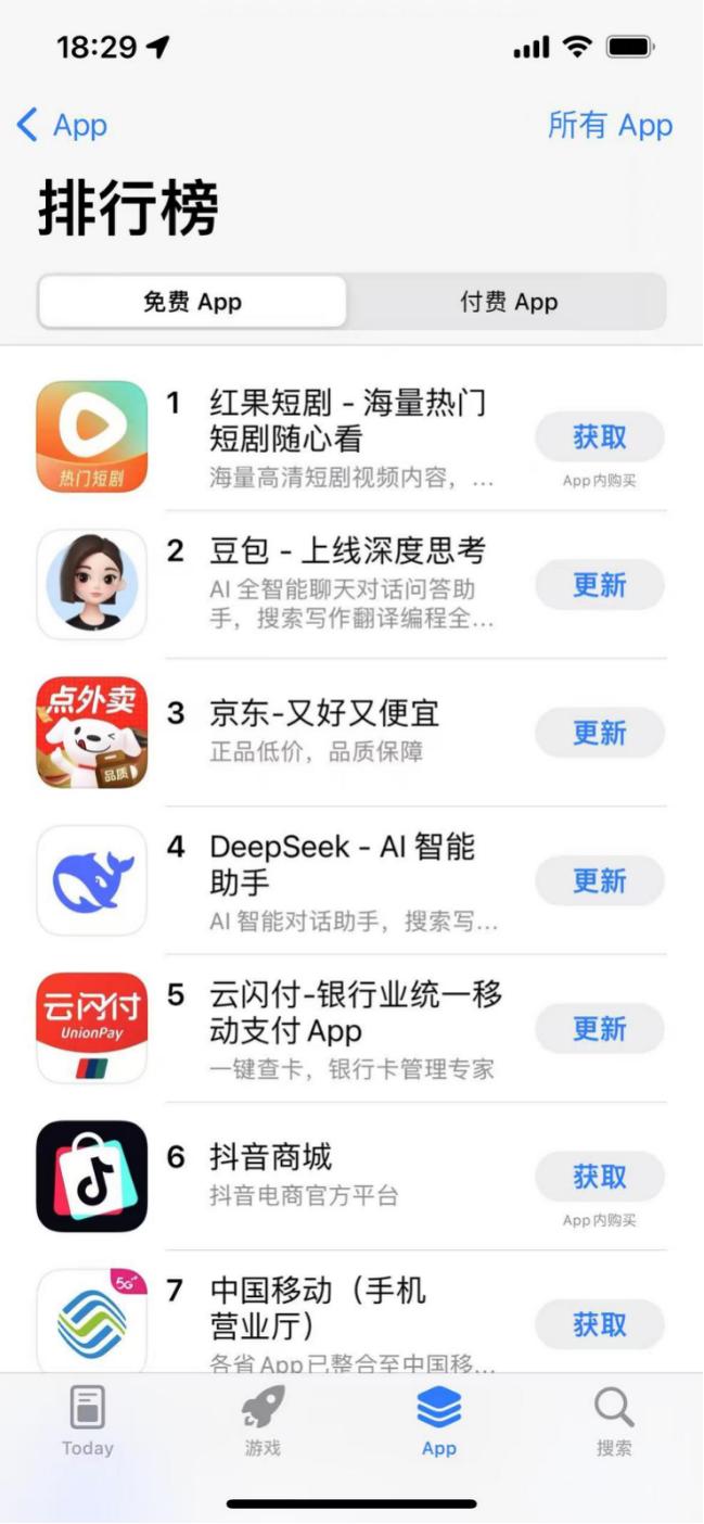 AI暗战,开始盯上“朋友圈”