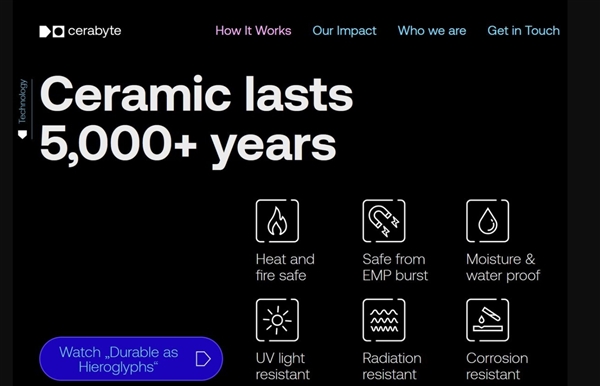 完爆SSD/HDD！新型玻璃硬盘寿命可达5000年：放入盐水中煮沸、烤箱烘烤完好无损