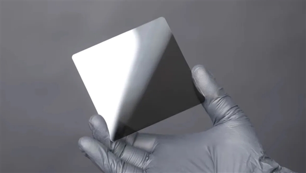 完爆SSD/HDD！新型玻璃硬盘寿命可达5000年：放入盐水中煮沸、烤箱烘烤完好无损