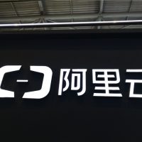 上线仅7天！阿里通义千问3强势登顶全球开源模型宝座