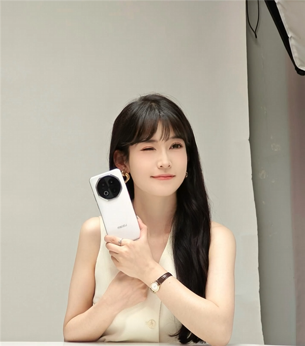 美女产品经理晒魅族Note 16定妆照：纯白机身 八边形镜头吸睛