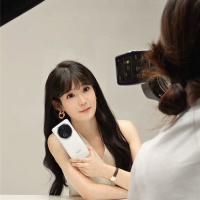 美女产品经理晒魅族Note 16定妆照：纯白机身 八边形镜头吸睛