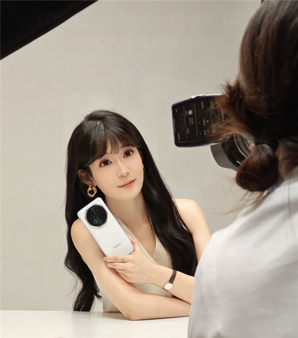 美女产品经理晒魅族Note 16定妆照：纯白机身 八边形镜头吸睛