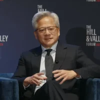 消息称美国拟向沙特进一步开放AI芯片 英伟达将在沙特建AI工厂