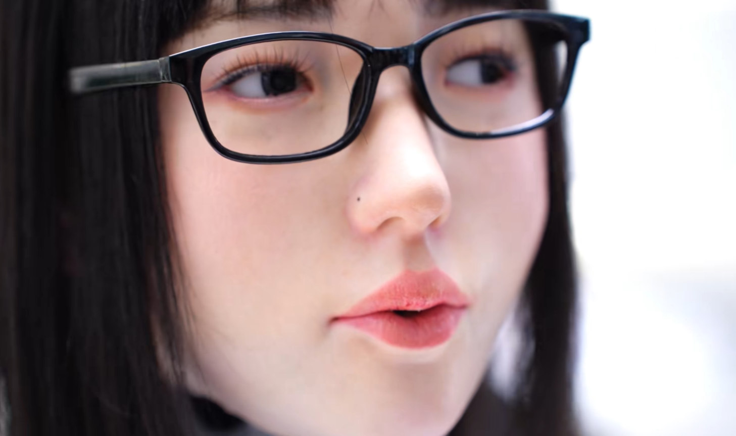 松延动力推出新一代仿生人“小诺” 面部表情逼真