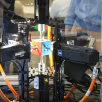 比眨眼还快 机器人0.103秒还原魔方破世界纪录