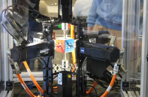 比眨眼还快 机器人0.103秒还原魔方破世界纪录