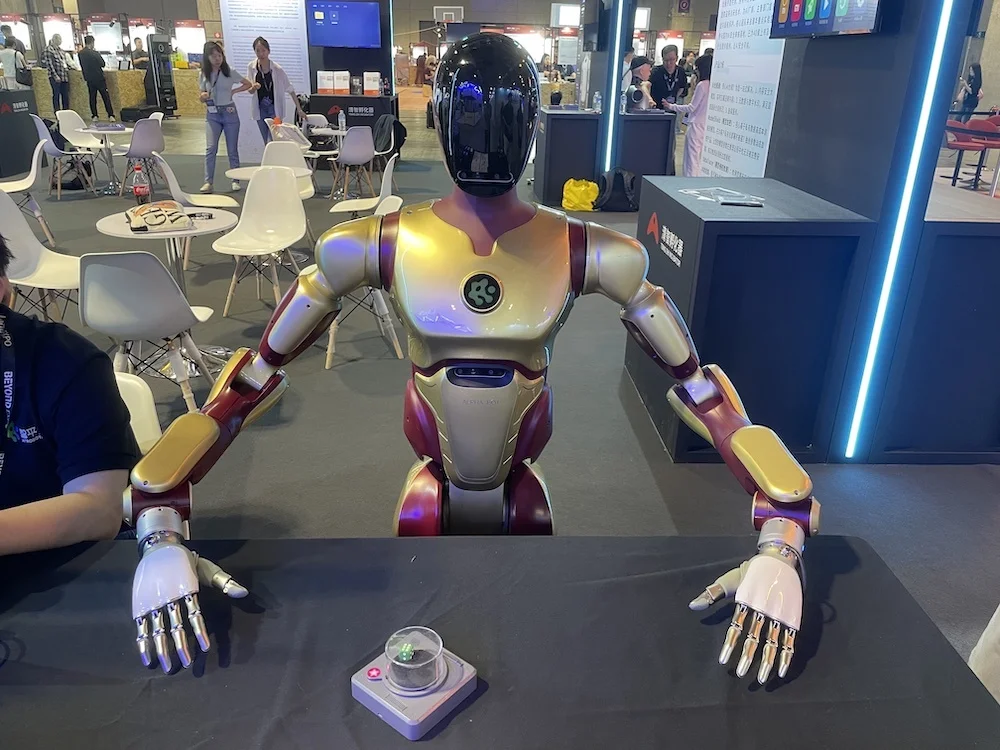 机器人非得“像人”吗？人类最需要看清自己