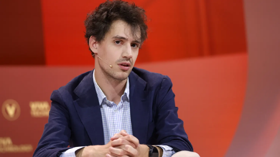 2024 年 5 月 22 日，法国巴黎，人工智能初创公司 Mistral AI 的法国创始人亚瑟・门施出席在凡尔赛门展览中心举行的 Viva Technology 展会。