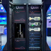 国产新一代光量子计算机首秀：算力媲美顶尖超算 仅一台冰箱大小