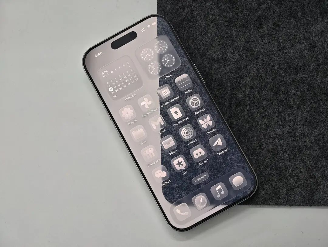 我在苹果的「液态玻璃」里，看到了未来十年的 iPhone