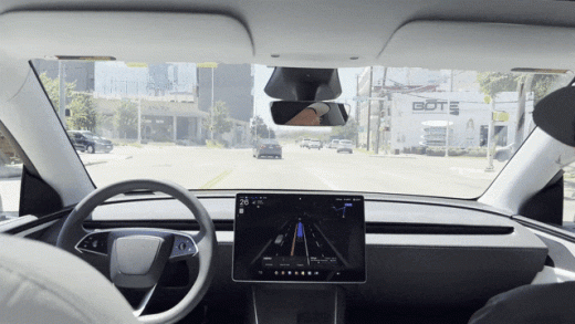 特斯拉Robotaxi首秀翻车：逆行急刹吓哭网友