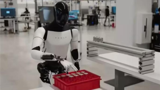 马斯克：人形机器人Optimus V3交互升级 将引入Grok语音助手