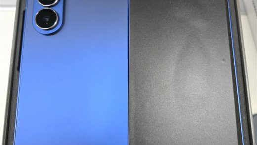 三星史上最薄折叠屏！Galaxy Z Fold7真机首曝：中框跟卡托差不多厚