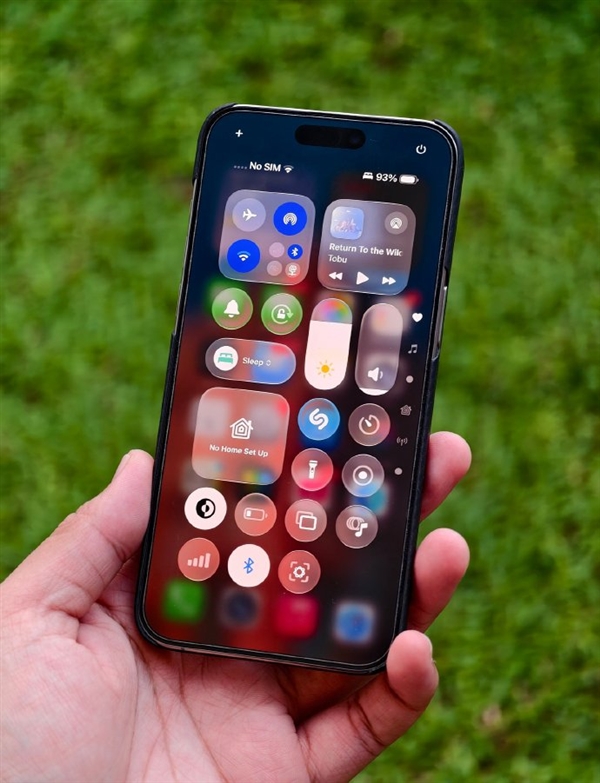 iOS 26 Beta 3发布 苹果又砍一刀!液态玻璃再被削弱