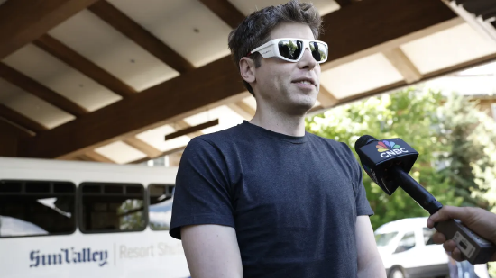 OpenAI 首席执行官山姆・奥特曼抵达艾伦公司太阳谷峰会的一处会馆时，接受媒体采访。