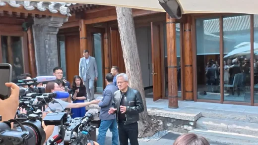 英伟达CEO黄仁勋媒体会实录：中国AI生态充满活力 我们必须持续投资