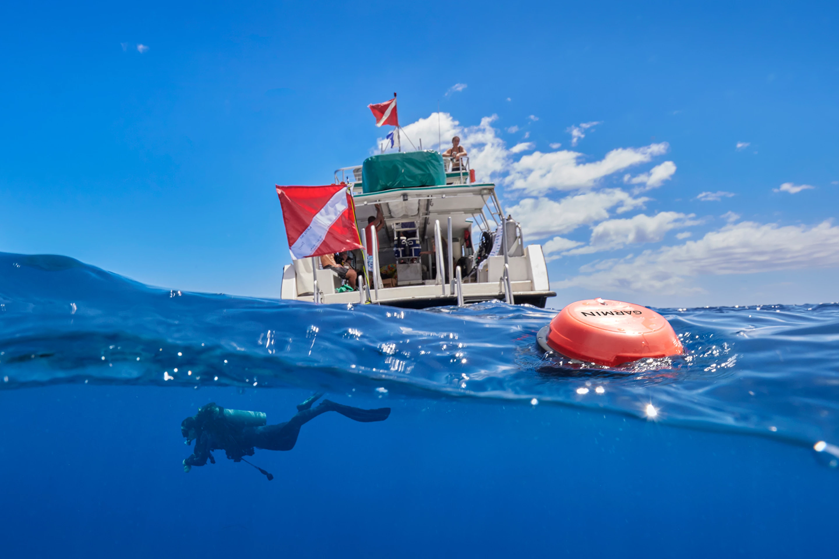 Garmin发布智能声纳浮标Descent S1 帮助潜水员在水下导航和通信