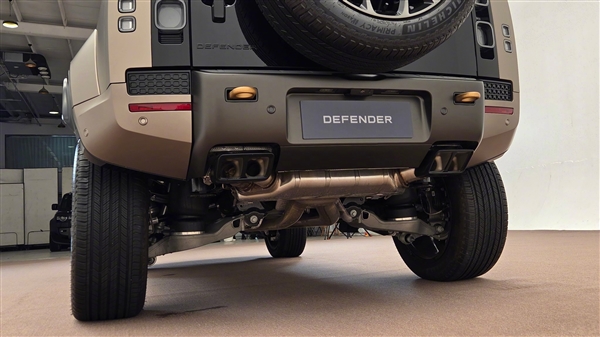 用上宝马4.4T大V8！最强版路虎卫士中国首秀