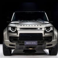 用上宝马4.4T大V8！最强版路虎卫士中国首秀