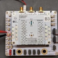 研究人员打造首款结合电子、光子和量子光的芯片
