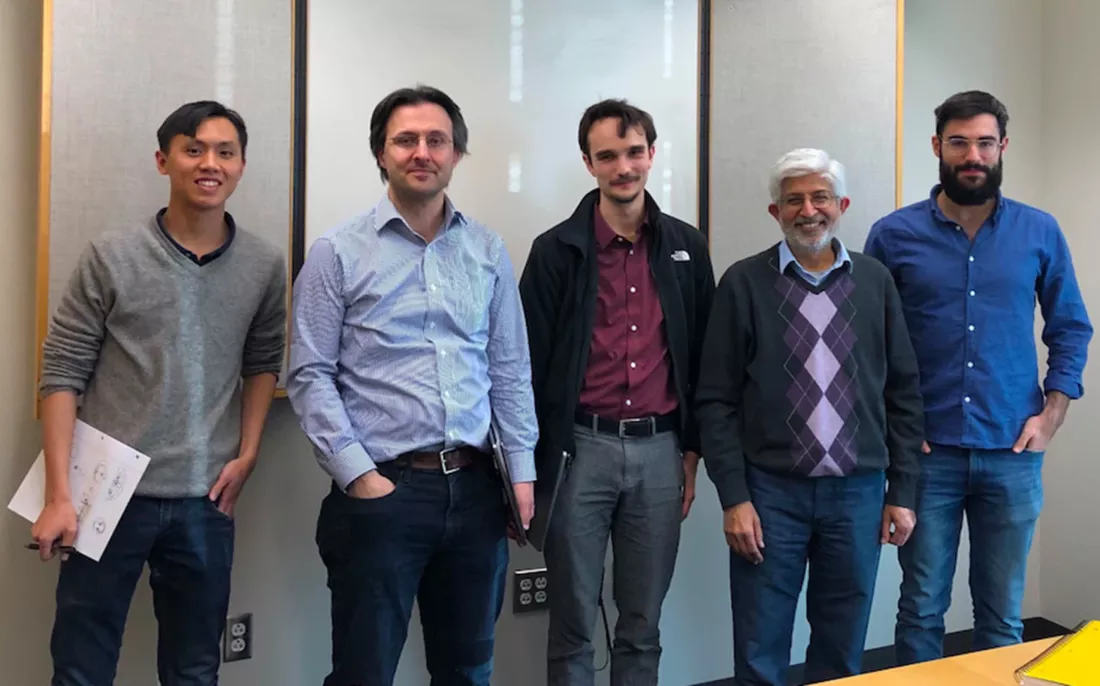 研究人员打造首款结合电子、光子和量子光的芯片