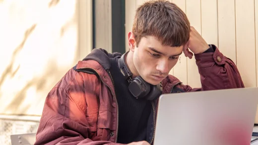 AI是许多青少年的新朋友 因为它从不说“不”