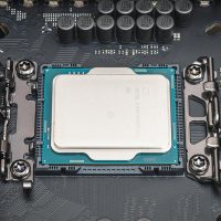 《人民日报》：英伟达让我怎么相信你！黄仁勋要拿出芯片没后门铁证