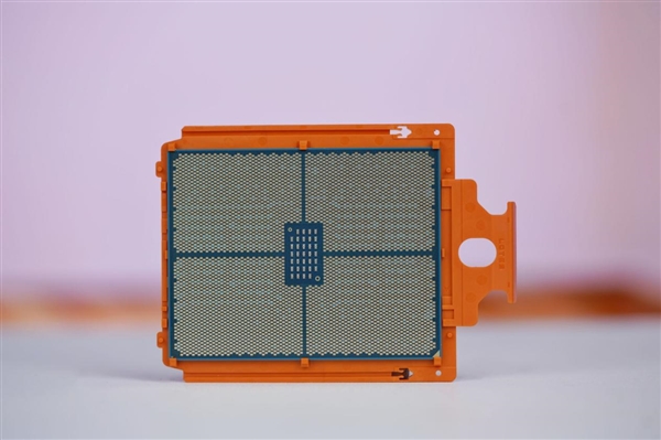 最强桌面CPU！AMD锐龙线程撕裂者9970X/9980X图赏