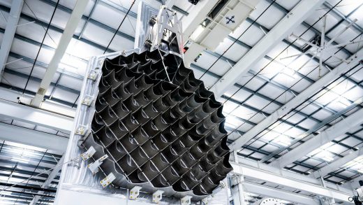 SpaceX展示巨型栅格翼 用发射塔接住世界上最大的火箭