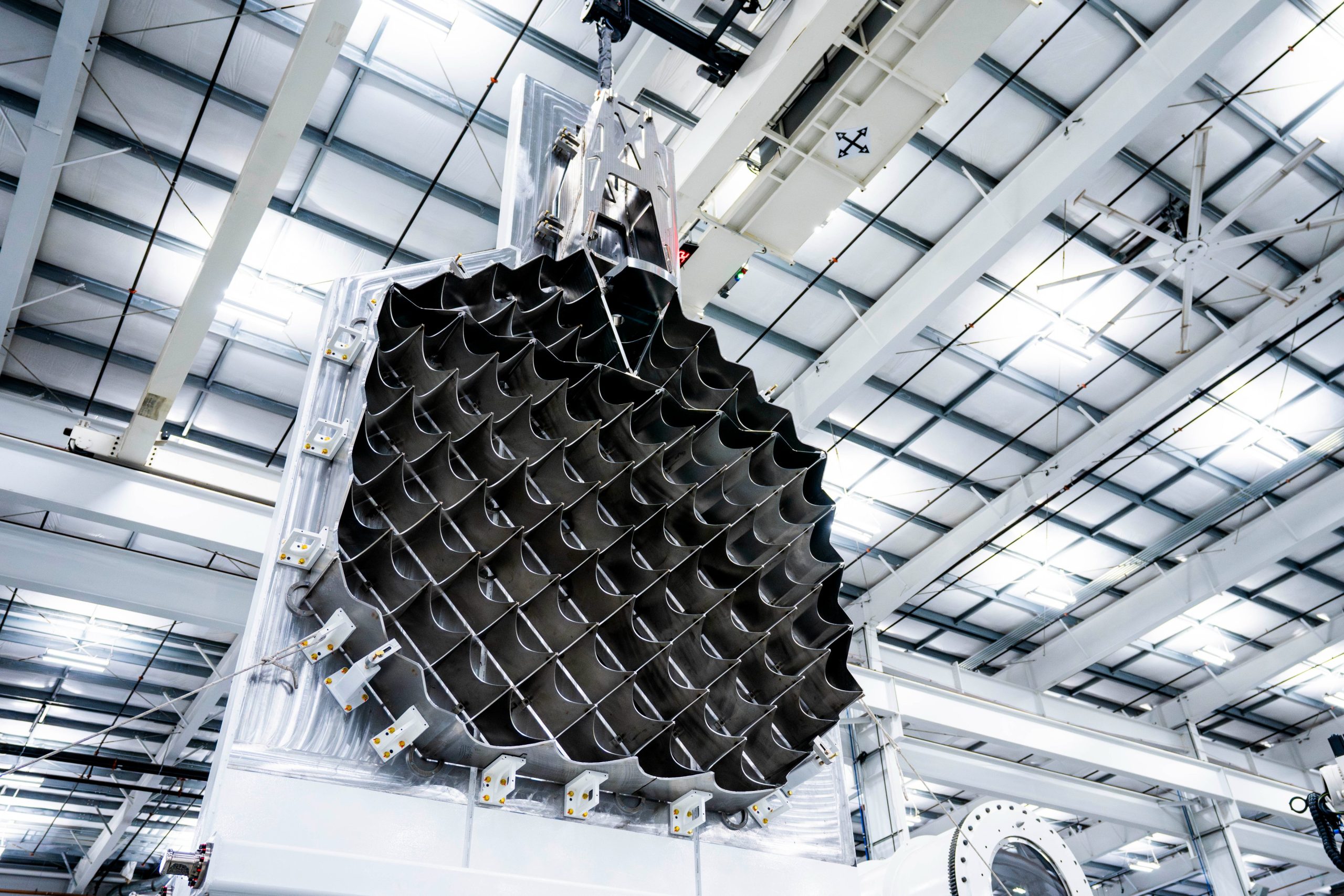 SpaceX展示巨型栅格翼 用发射塔接住世界上最大的火箭