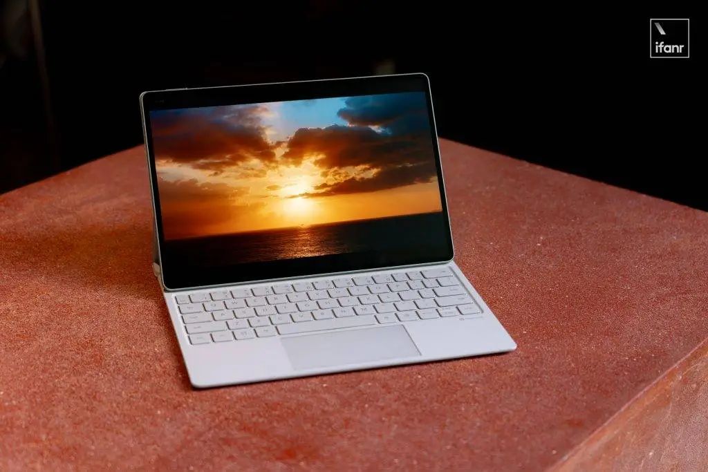 iPhone 可能要用上双层 OLED 了，20 周年能赶上吗？