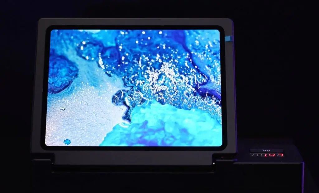 iPhone 可能要用上双层 OLED 了，20 周年能赶上吗？