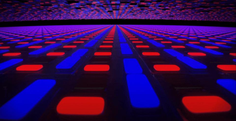 iPhone 可能要用上双层 OLED 了，20 周年能赶上吗？