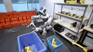 波士顿动力机器人终于有脑子了！人类故意使绊子也不怕