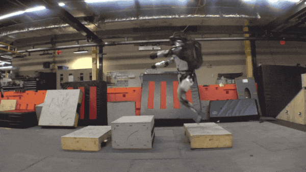 波士顿动力机器人终于有脑子了！人类故意使绊子也不怕