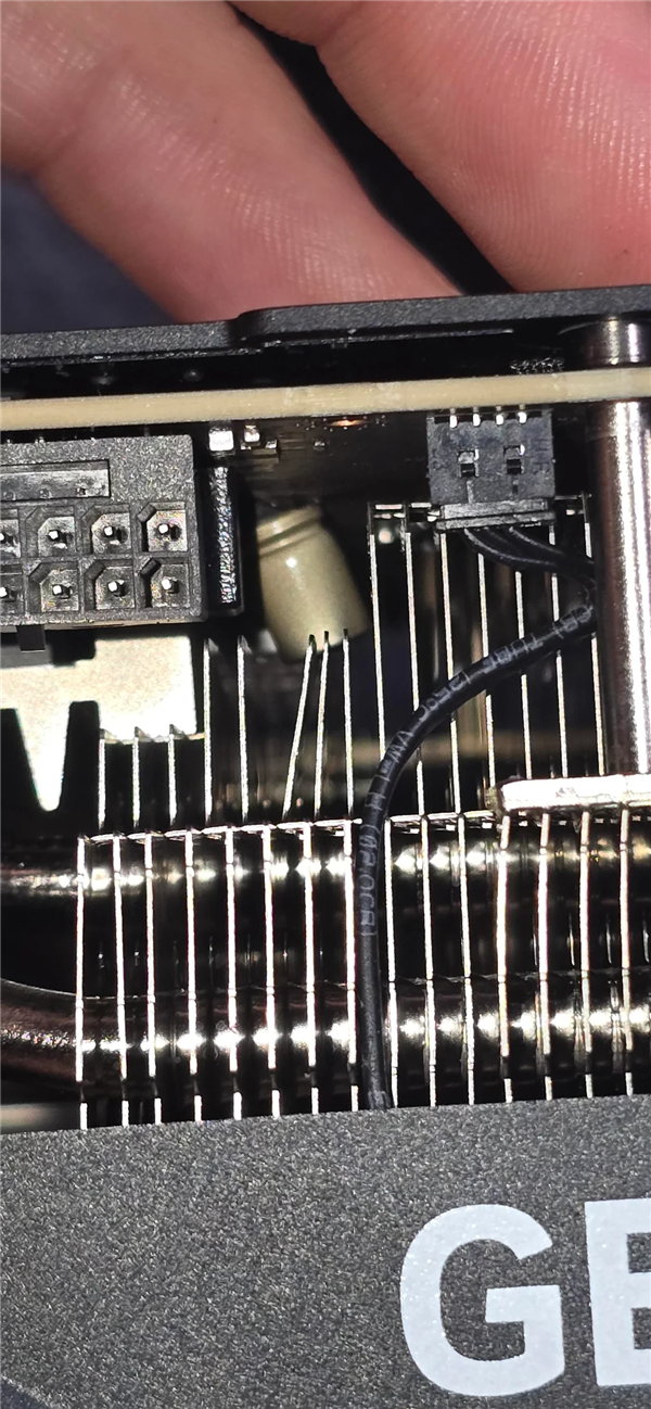 罕见!RTX 5090发生电容爆炸:散热片都被炸弯