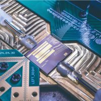 全球首款！中国科学家打造指甲盖大芯片 实现6G全频段通信突破