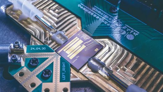 全球首款！中国科学家打造指甲盖大芯片 实现6G全频段通信突破