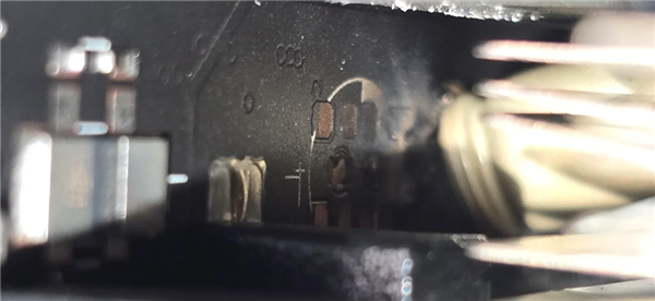 罕见!RTX 5090发生电容爆炸:散热片都被炸弯