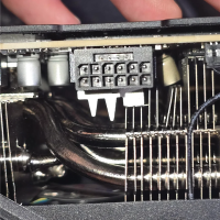 罕见！RTX 5090发生电容爆炸：散热片都被炸弯